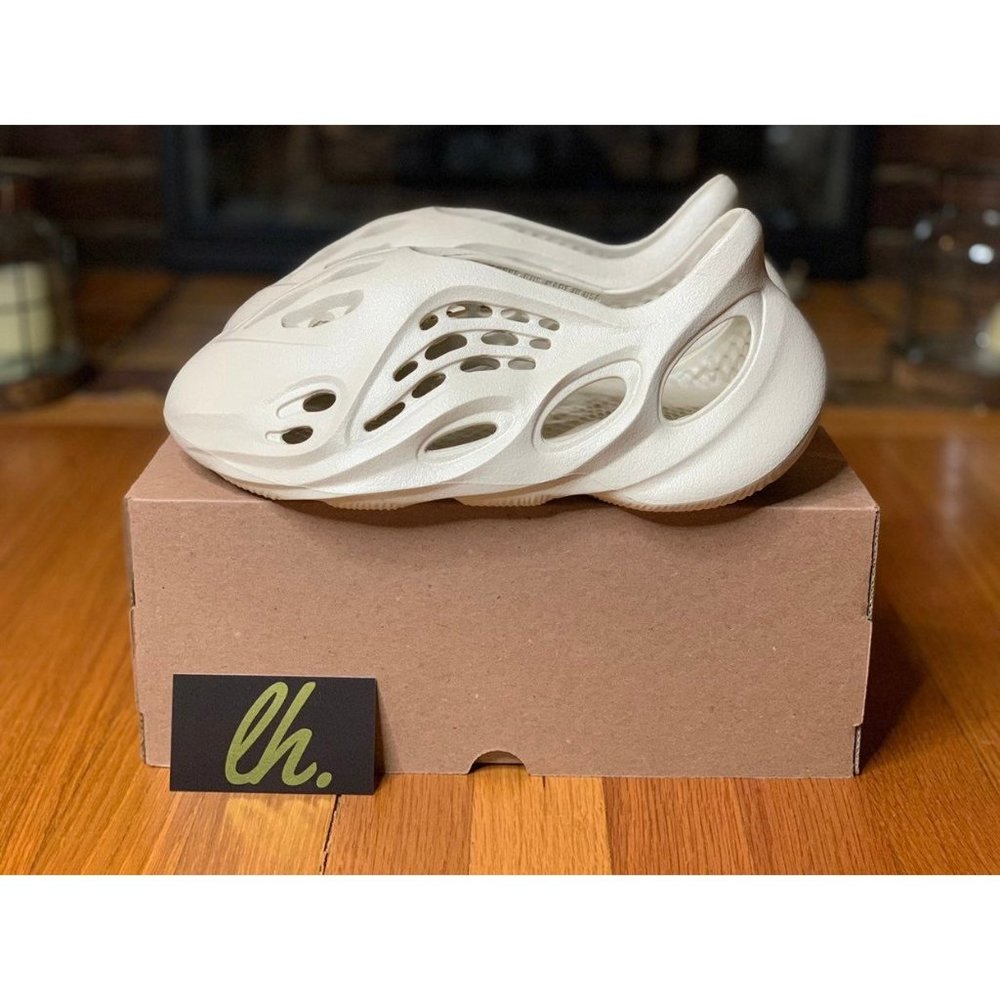 Size 8 Adidas Yeezy FoamRNNR "Sand"